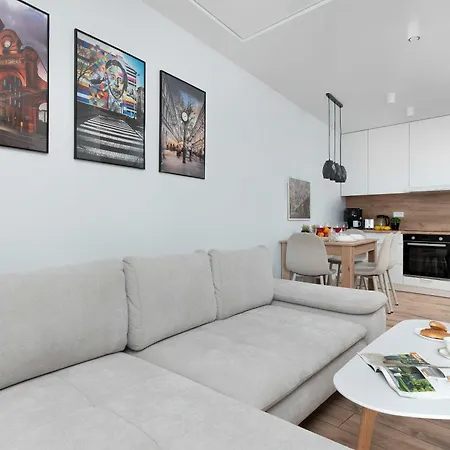 Comfortable With Balcony And Private Parking Space By Renters Łódź