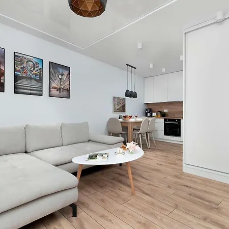 Comfortable With Balcony And Private Parking Space By Renters Łódź
