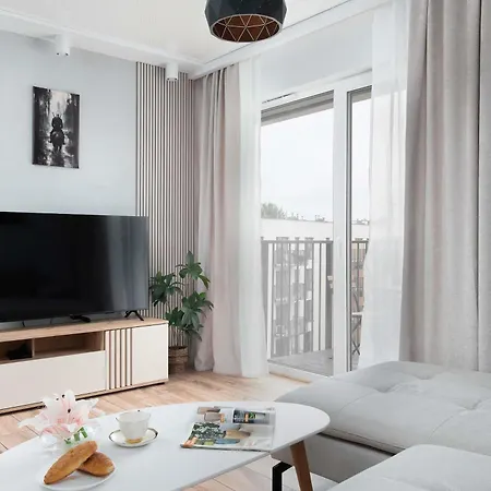 Comfortable With Balcony And Private Parking Space By Renters Lägenhet