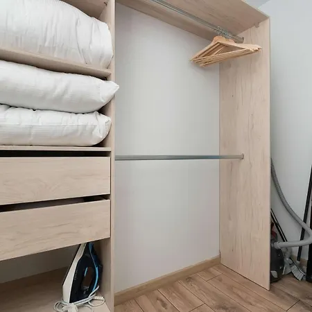 Comfortable With Balcony And Private Parking Space By Renters